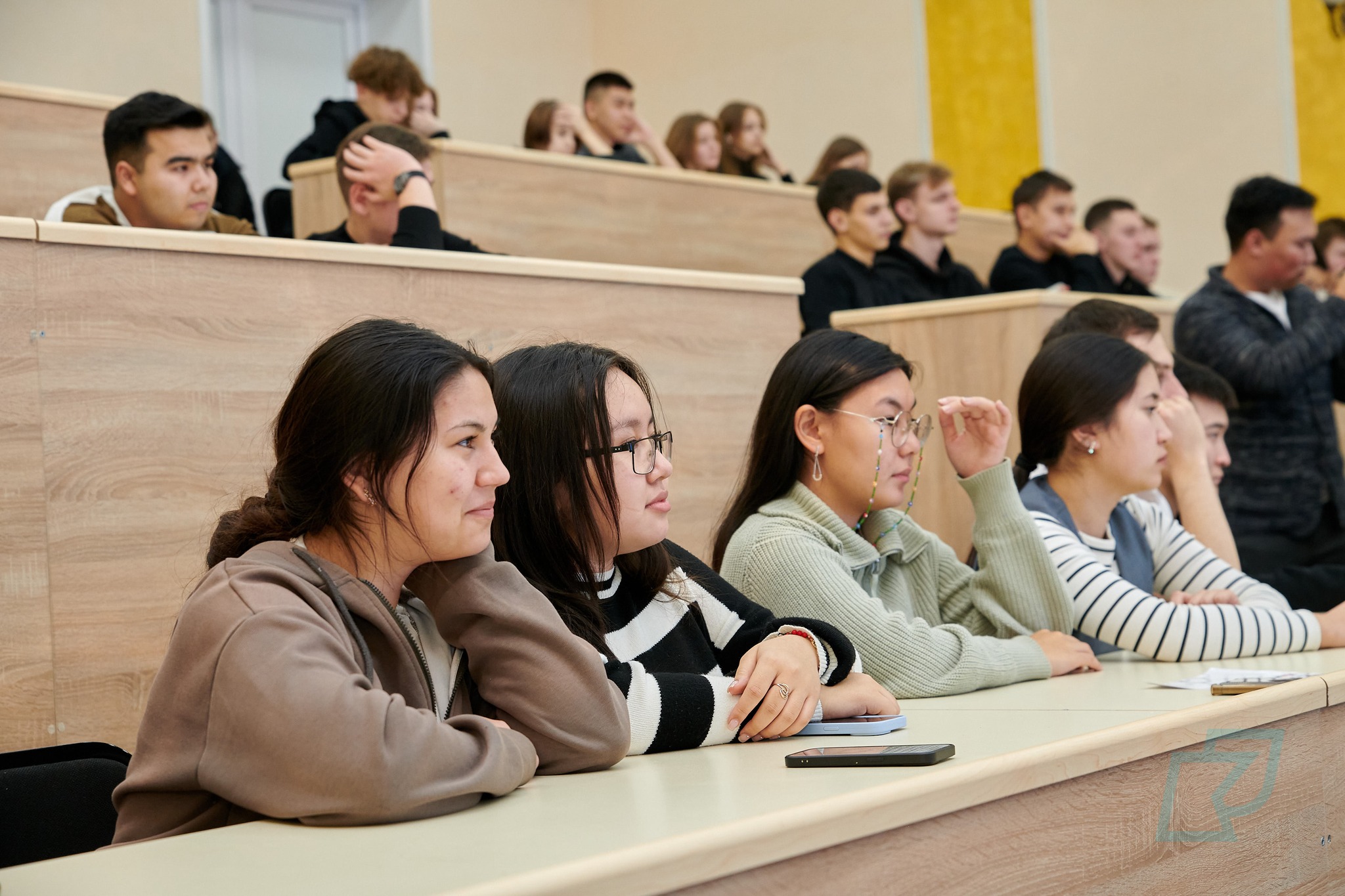 Профессор Ван Юбаомен бірге су ресурстары мәселелерін зерттейміз