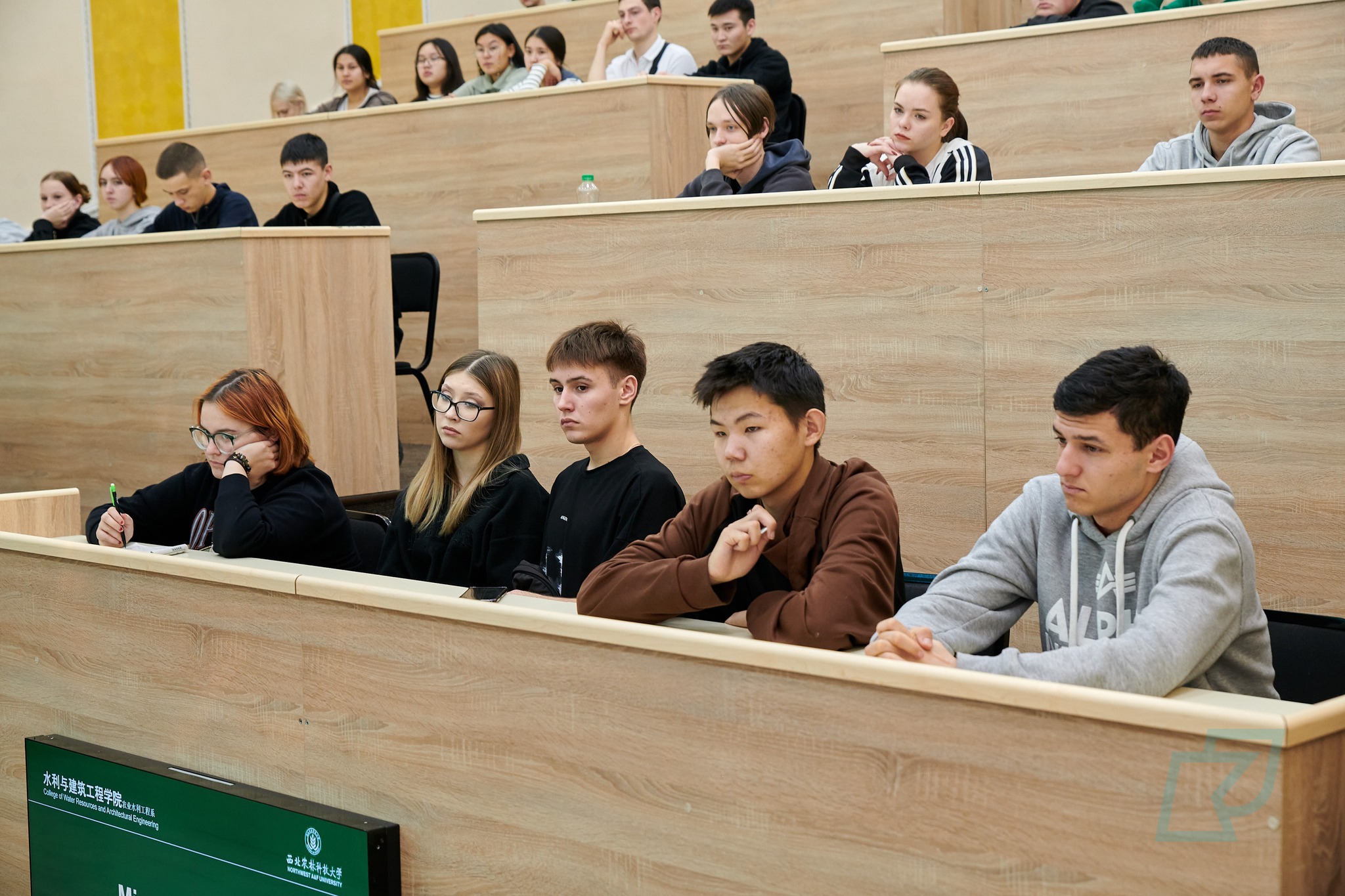 Профессор Ван Юбаомен бірге су ресурстары мәселелерін зерттейміз