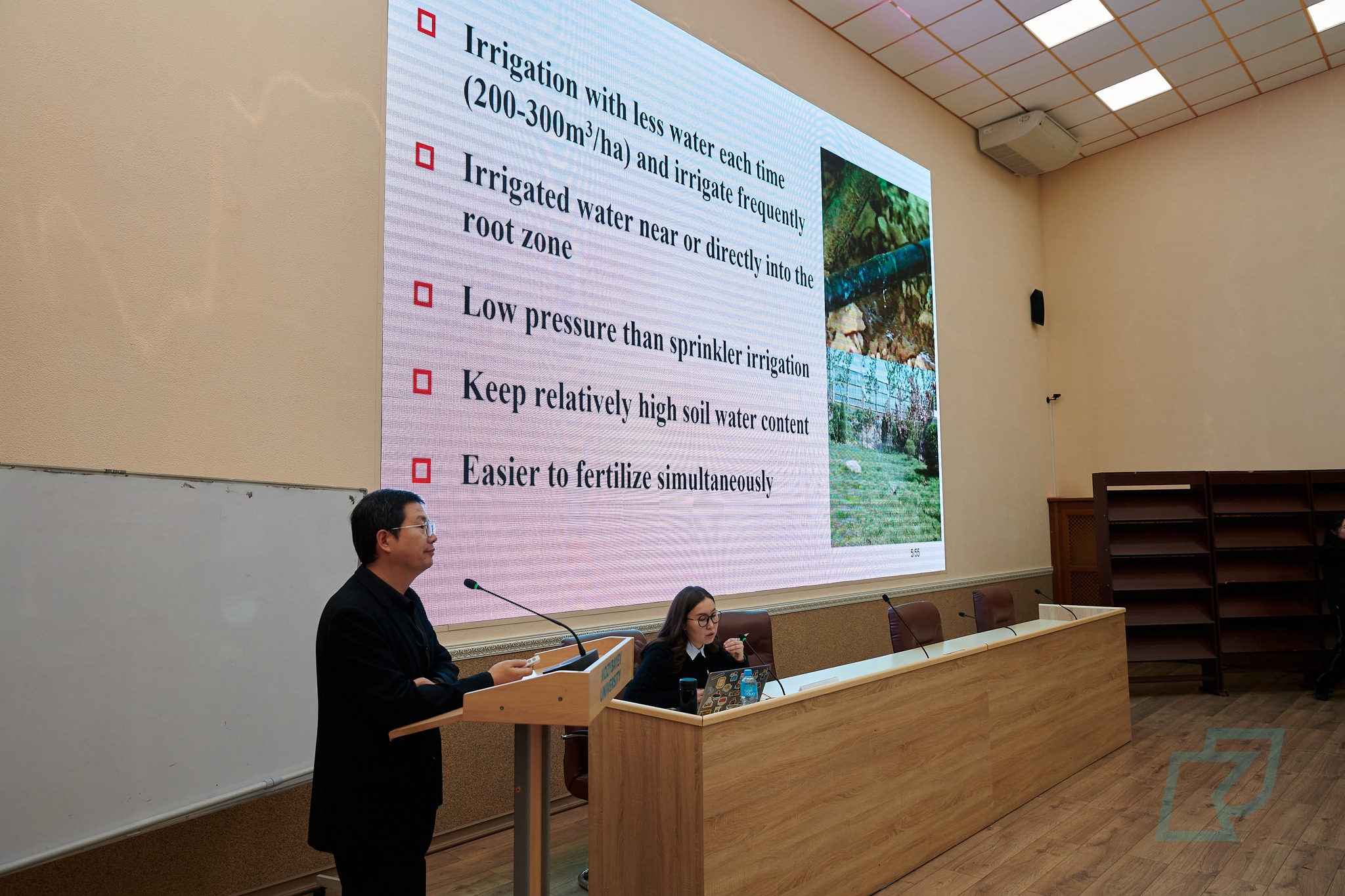Профессор Ван Юбаомен бірге су ресурстары мәселелерін зерттейміз