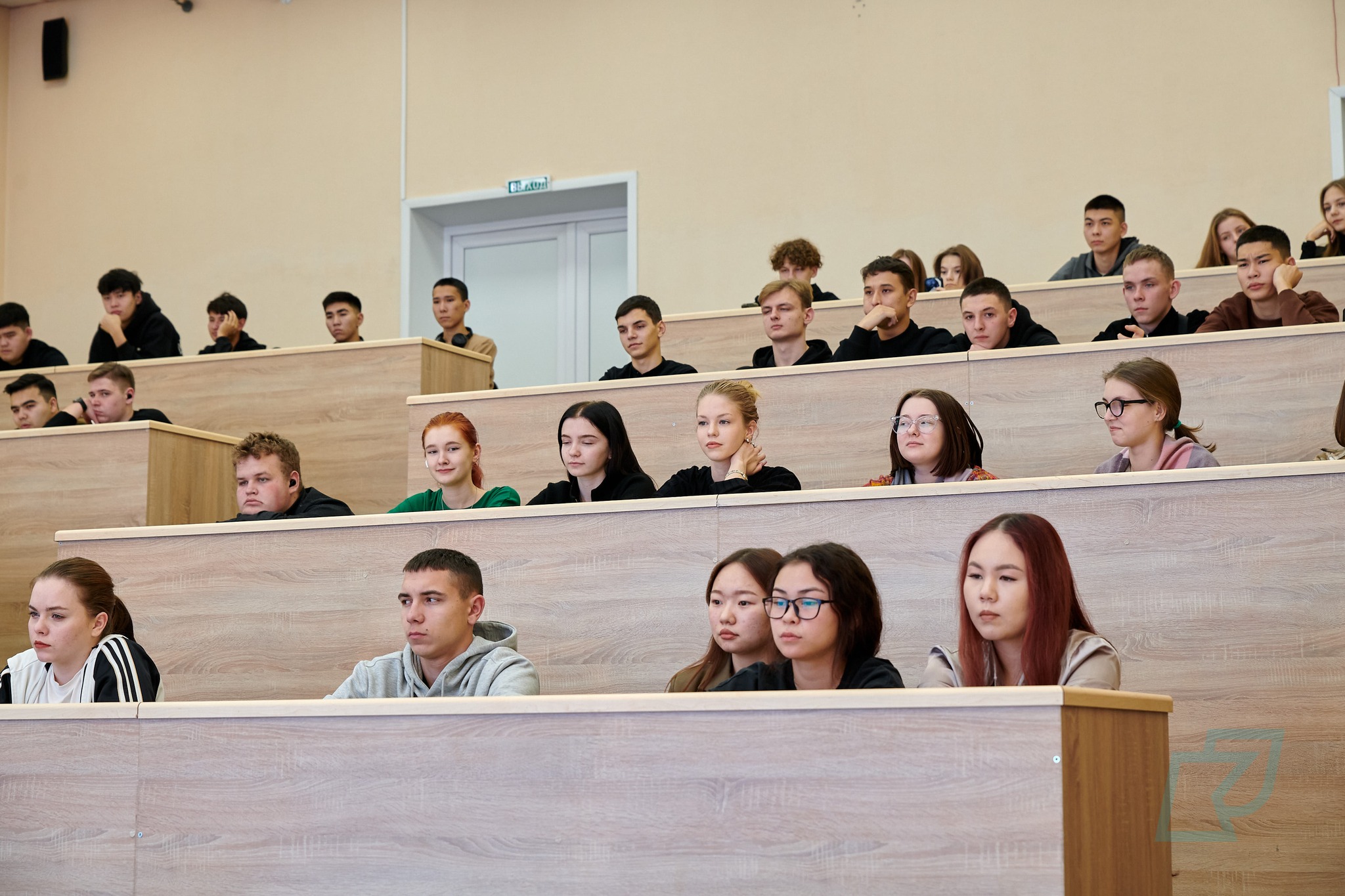 Профессор Ван Юбаомен бірге су ресурстары мәселелерін зерттейміз