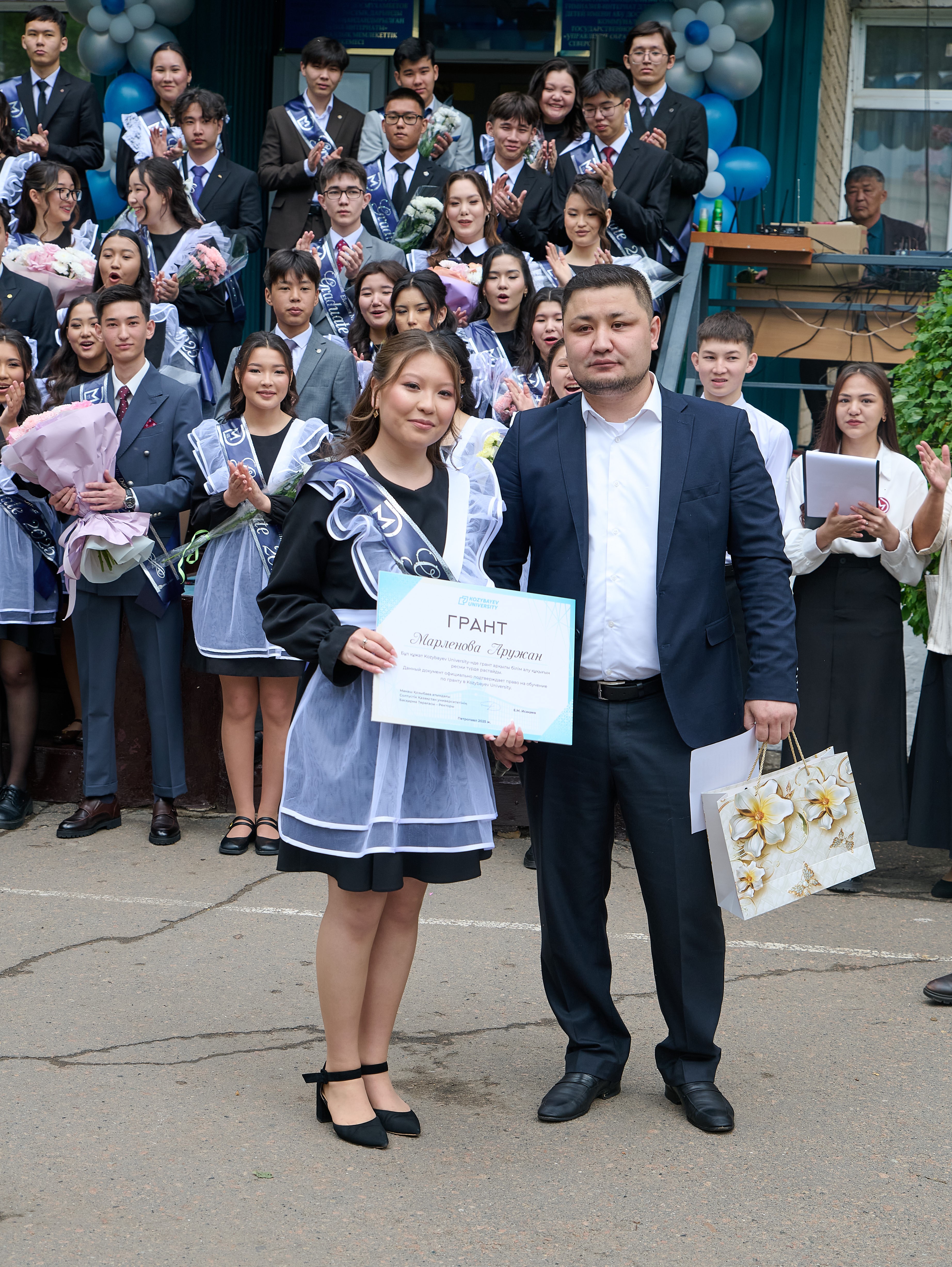 Қозыбаев университеті жастардың болашағына қамқорлықпен қарайды: мектеп түлектеріне білім гранттары тапсырылды