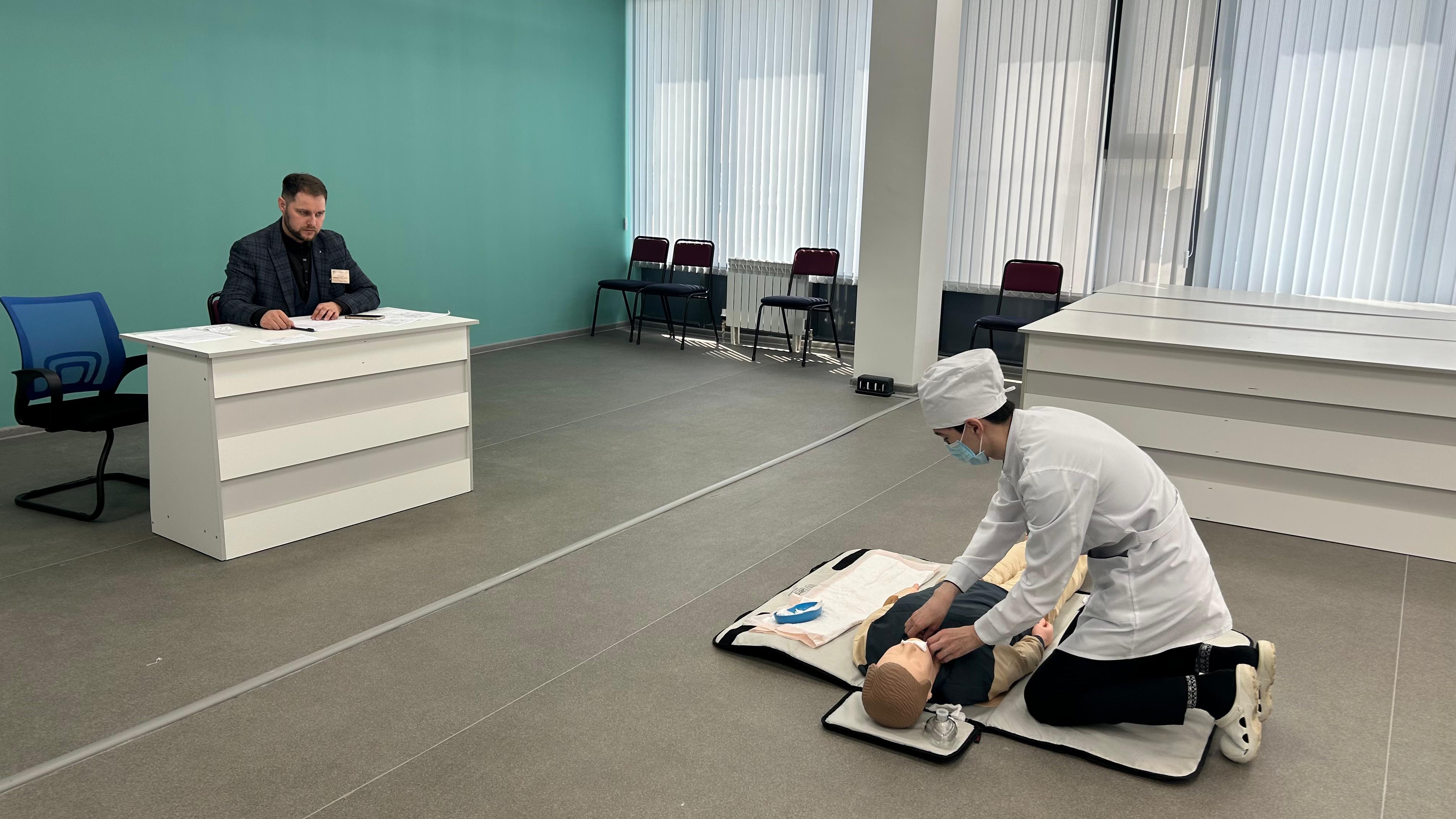 Жоғары білімнің білім беру бағдарламасы бойынша оқуды аяқтаған және қорытынды аттестаттаудан сәтті өткен бітірушілерге «денсаулық сақтау бакалавры» дәрежесі беріледі және жоғары білім туралы диплом қосымшасымен (транскрипт) және (немесе) дипломға жалпыеур