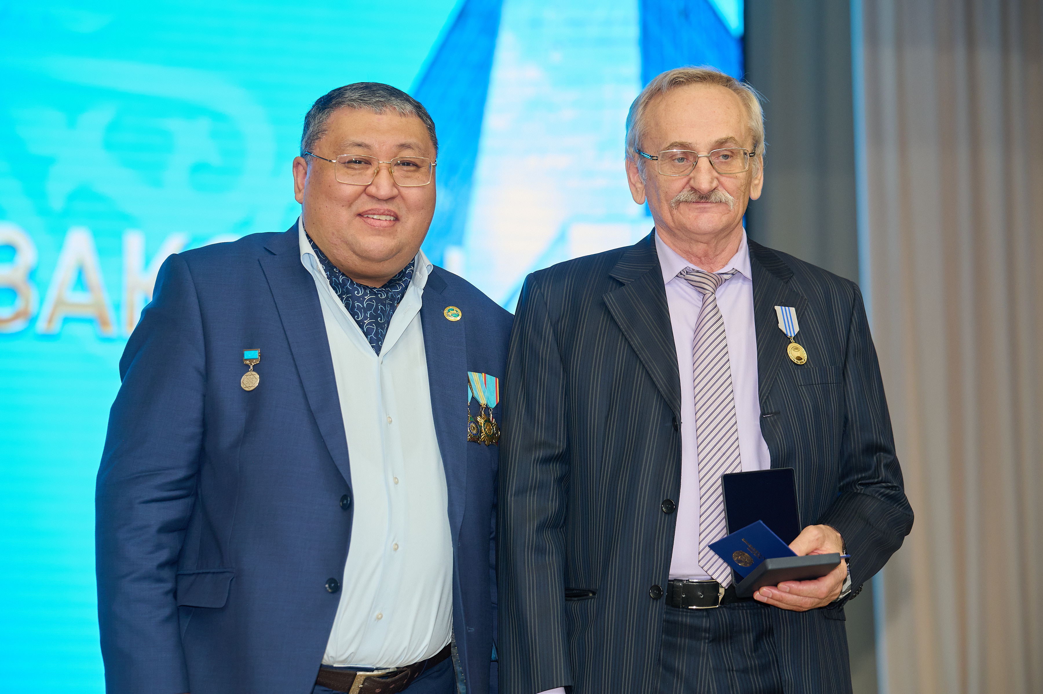 В Kozybayev University отметили День Республики Казахстан: признание заслуг и чествование лучших