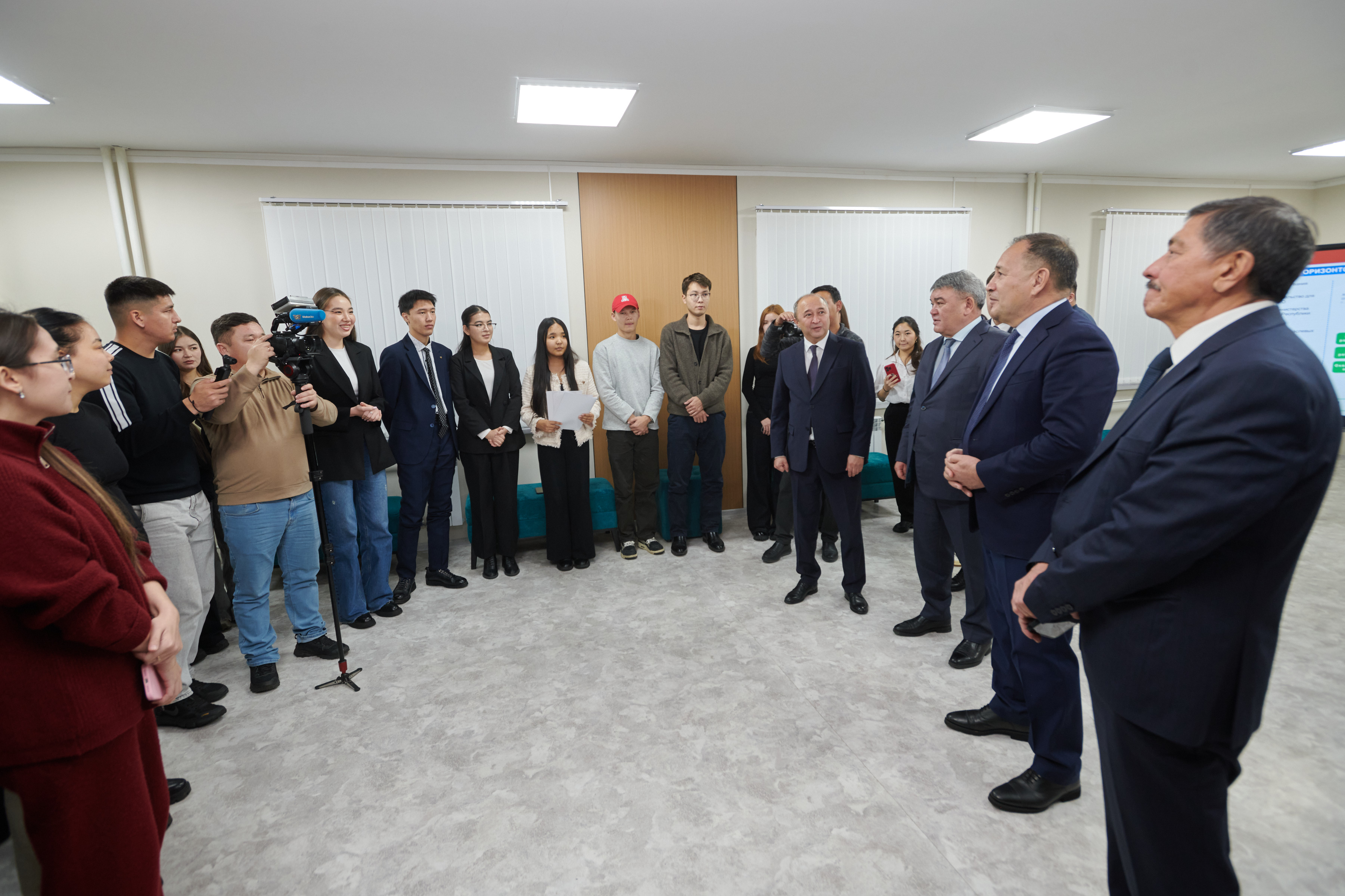 Советник Премьер-министра РК Ералы Тугжанов встретился со студентами программы «Серпін»