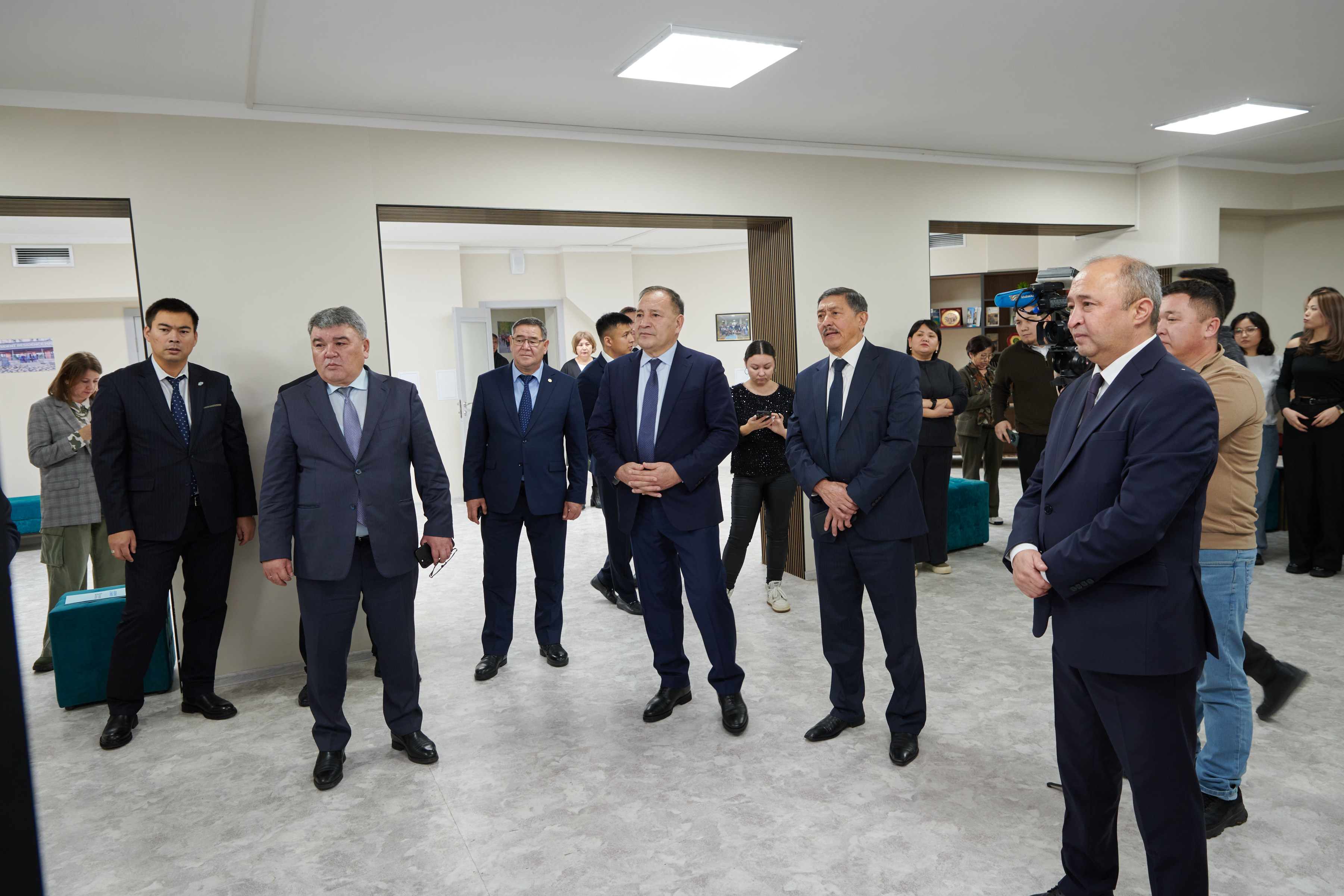 Советник Премьер-министра РК Ералы Тугжанов встретился со студентами программы «Серпін»