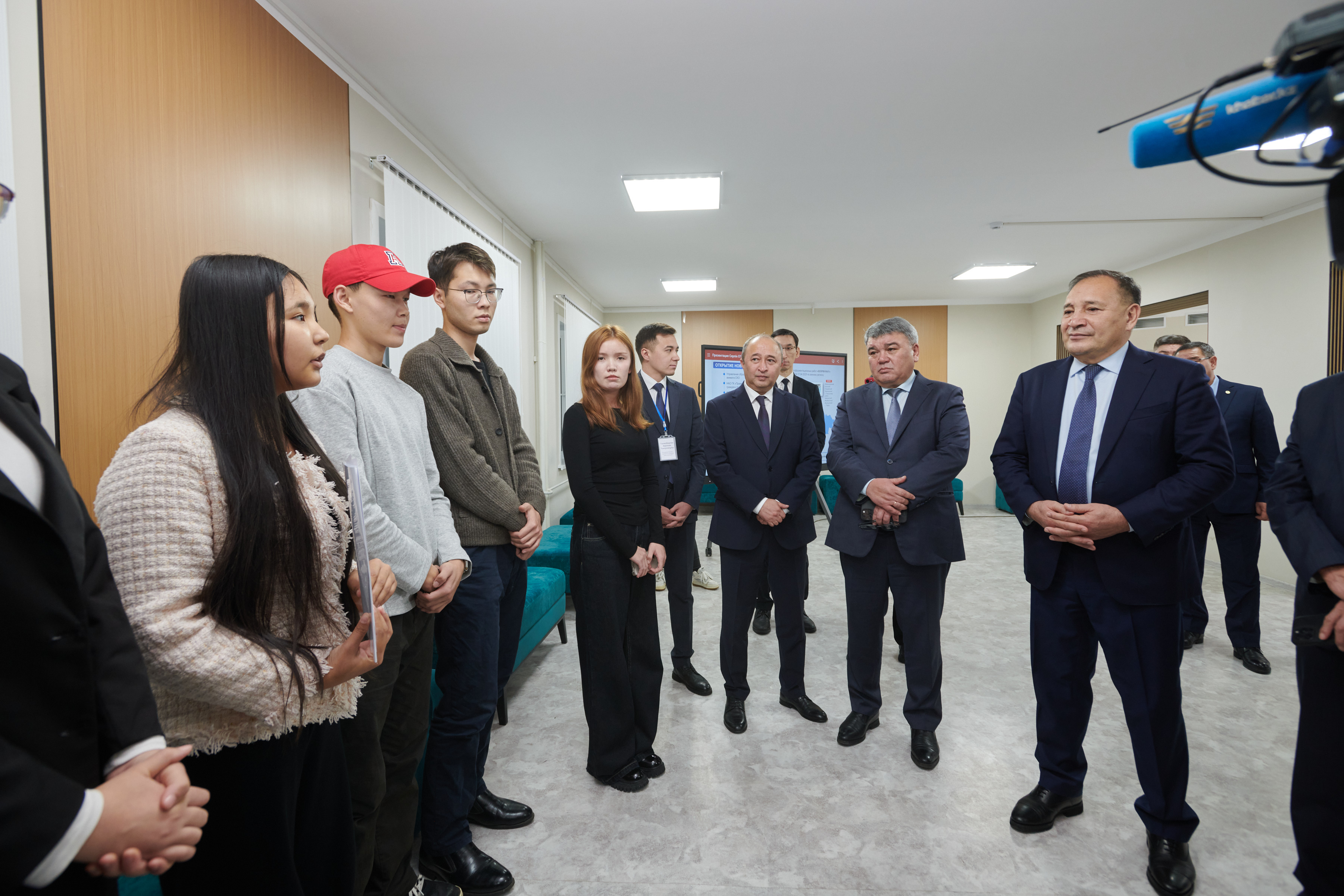 СОВЕТНИК ПРЕМЬЕР-МИНИСТРА РК ЕРАЛЫ ТУГЖАНОВ ВСТРЕТИЛСЯ СО СТУДЕНТАМИ ПРОГРАММЫ «СЕРПІН»