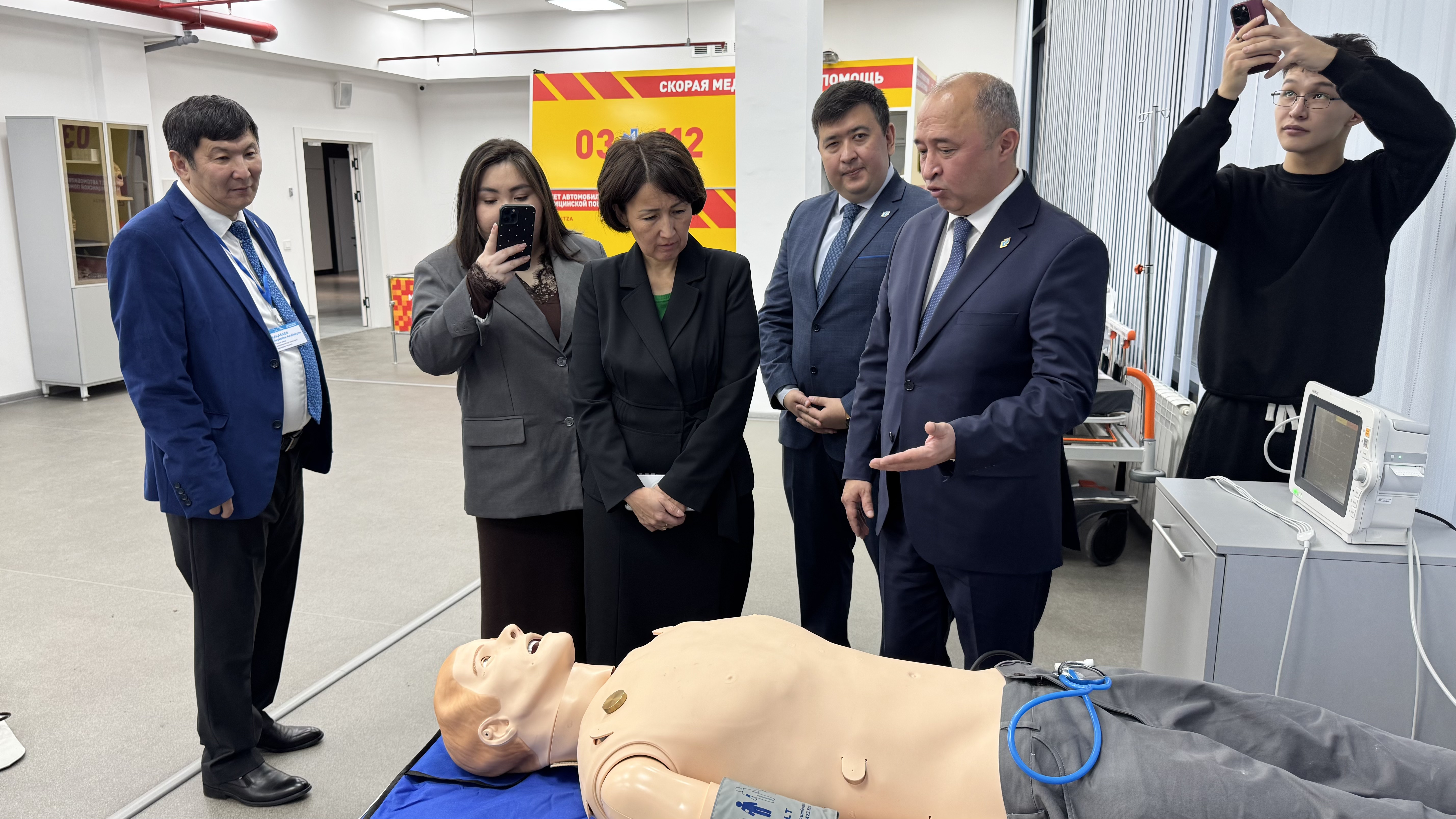 ҚОЗЫБАЕВ УНИВЕРСИТЕТІ ВИЦЕ-МИНИСТРГЕ НЕГІЗГІ ХАЛЫҚАРАЛЫҚ ЖӘНЕ ҒЫЛЫМИ ЖОБАЛАРДЫ ҰСЫНДЫ