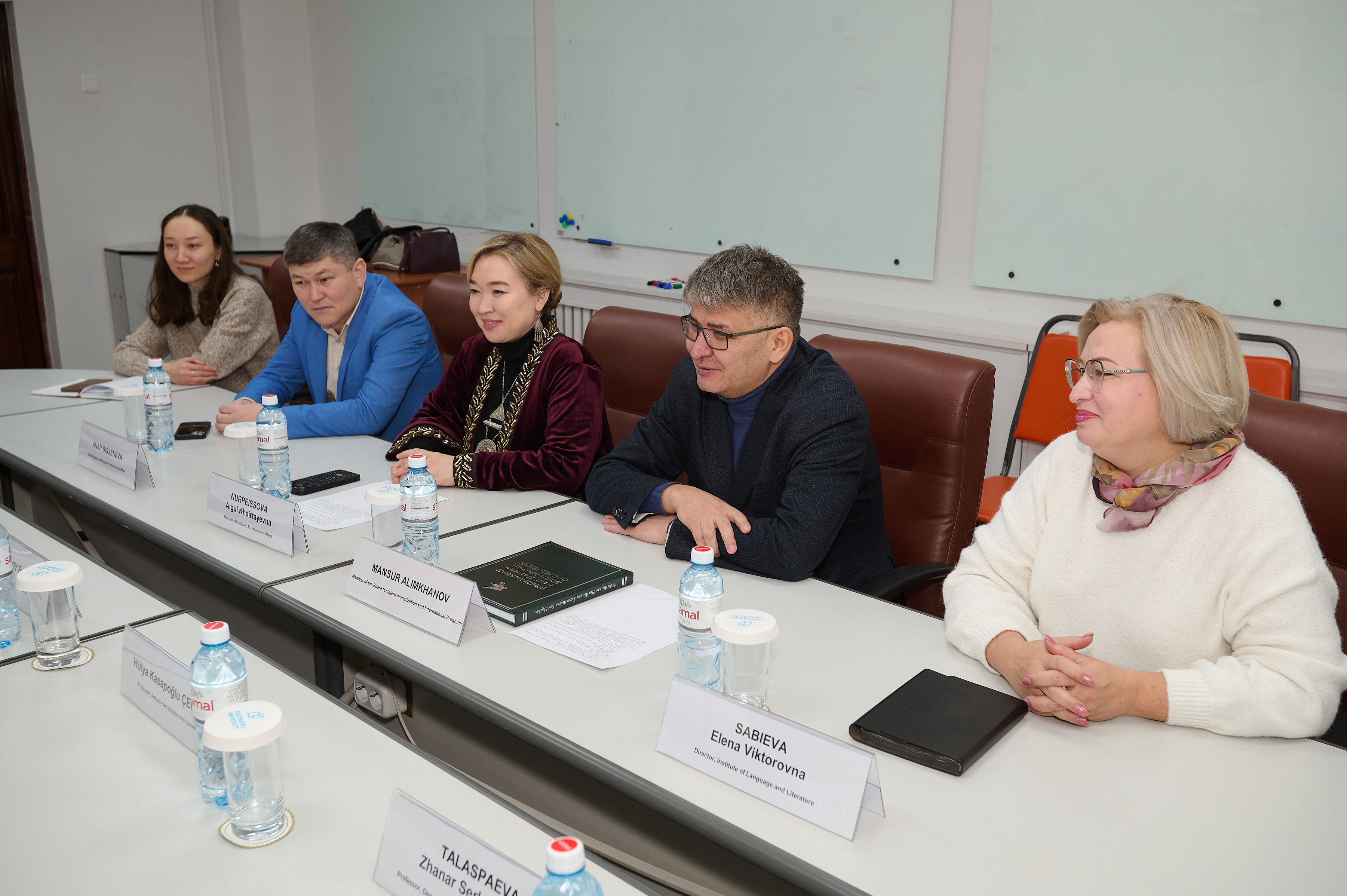 Профессор из Турции Хулия Ченгел прочитает лекции в Kozybayev University