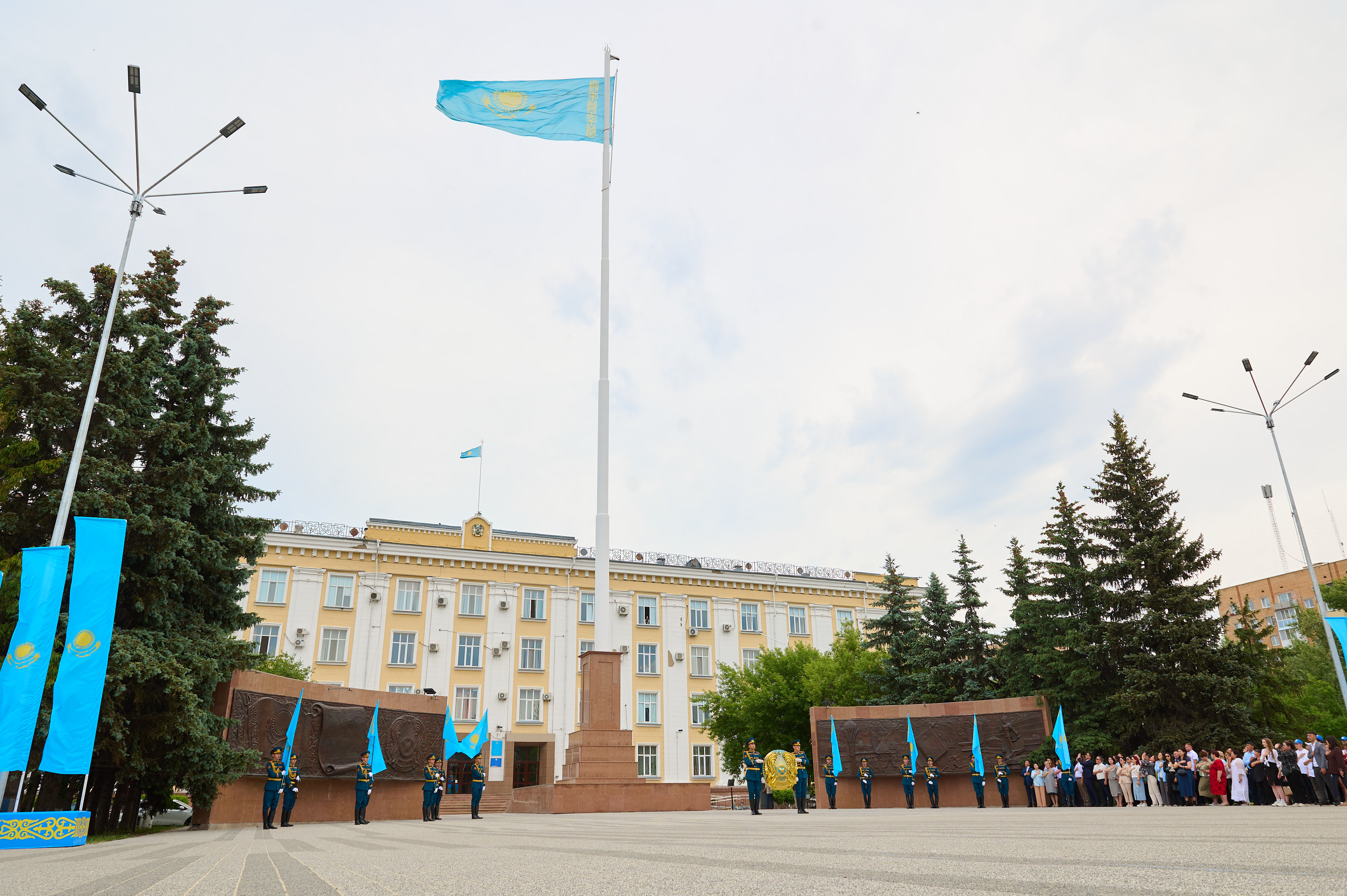 Студенты и сотрудники Kozybayev University приняли участие в праздновании Дня государственных символов