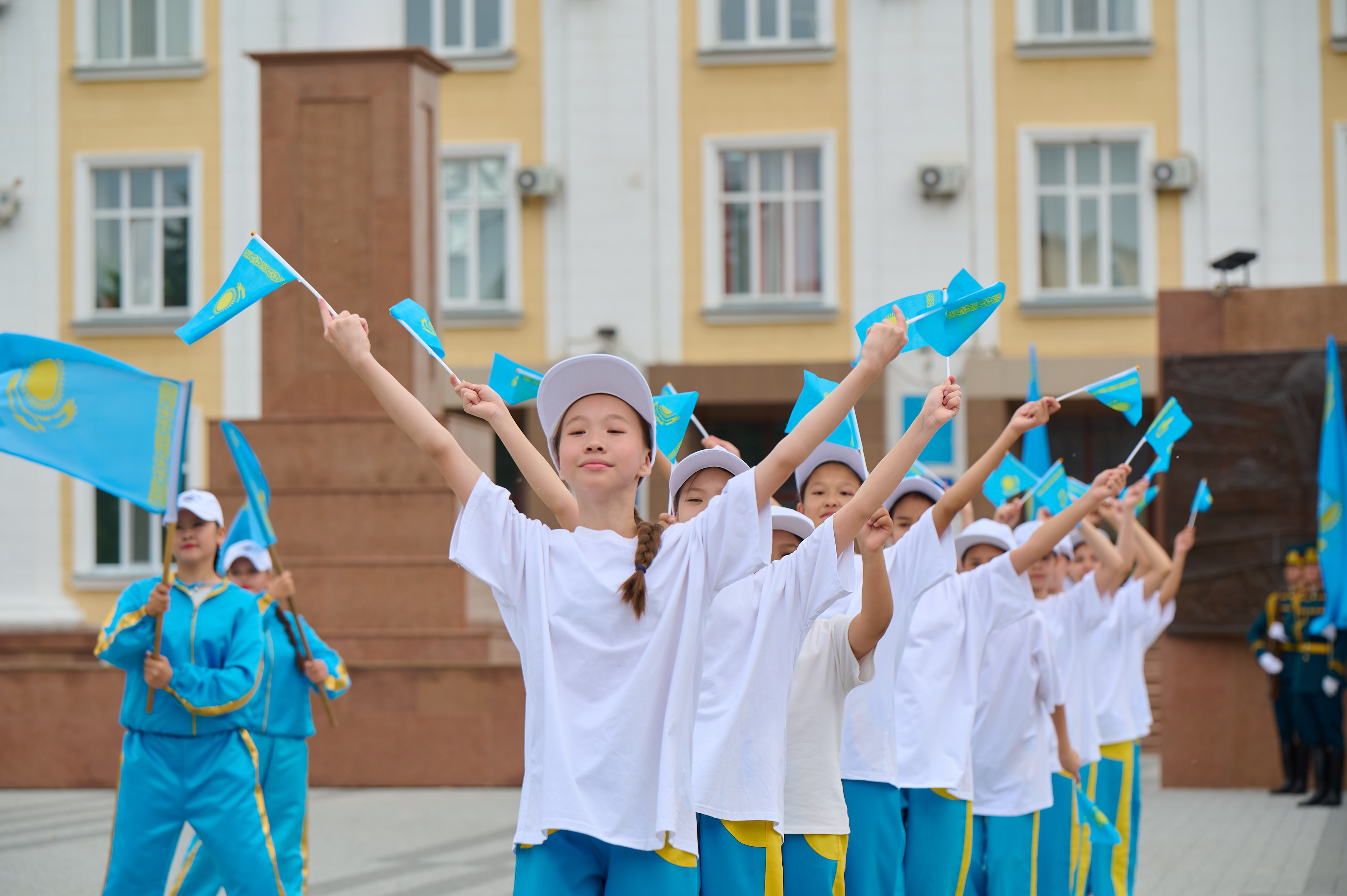 Студенты и сотрудники Kozybayev University приняли участие в праздновании Дня государственных символов