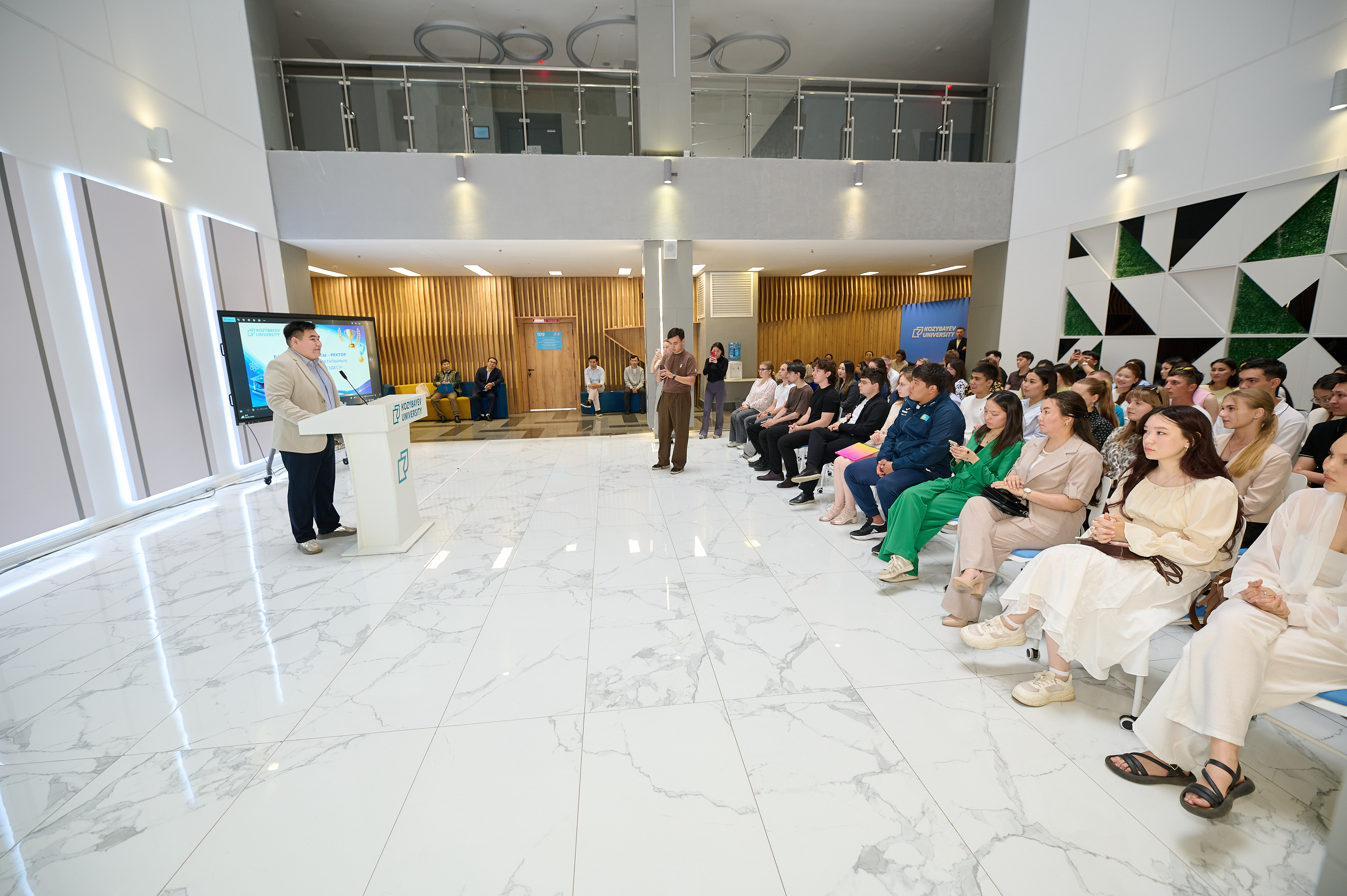 Студенттерді марапаттау рәсімі