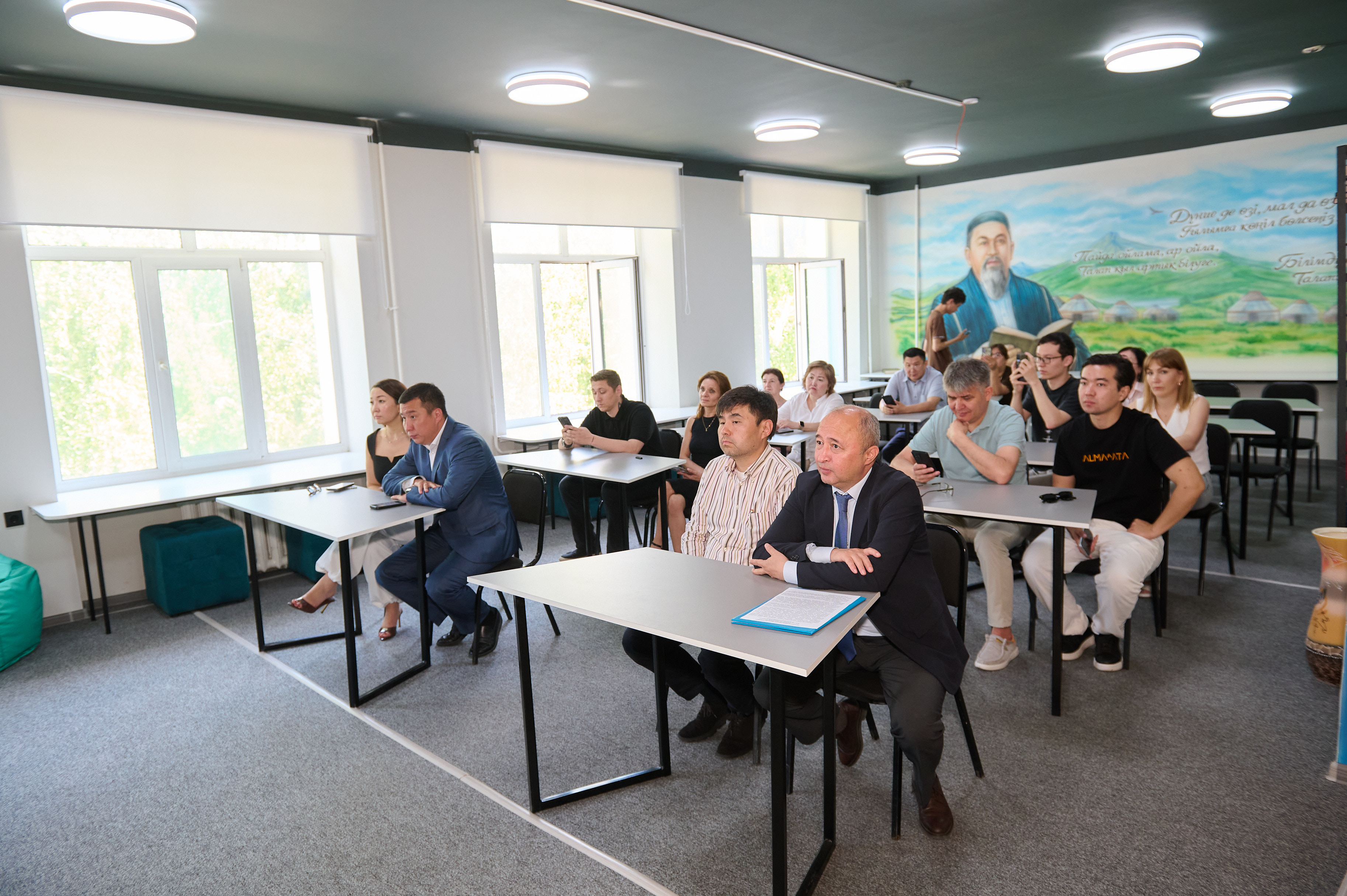 Университетке Әбіш Кекілбаевтың кітаптары табысталды