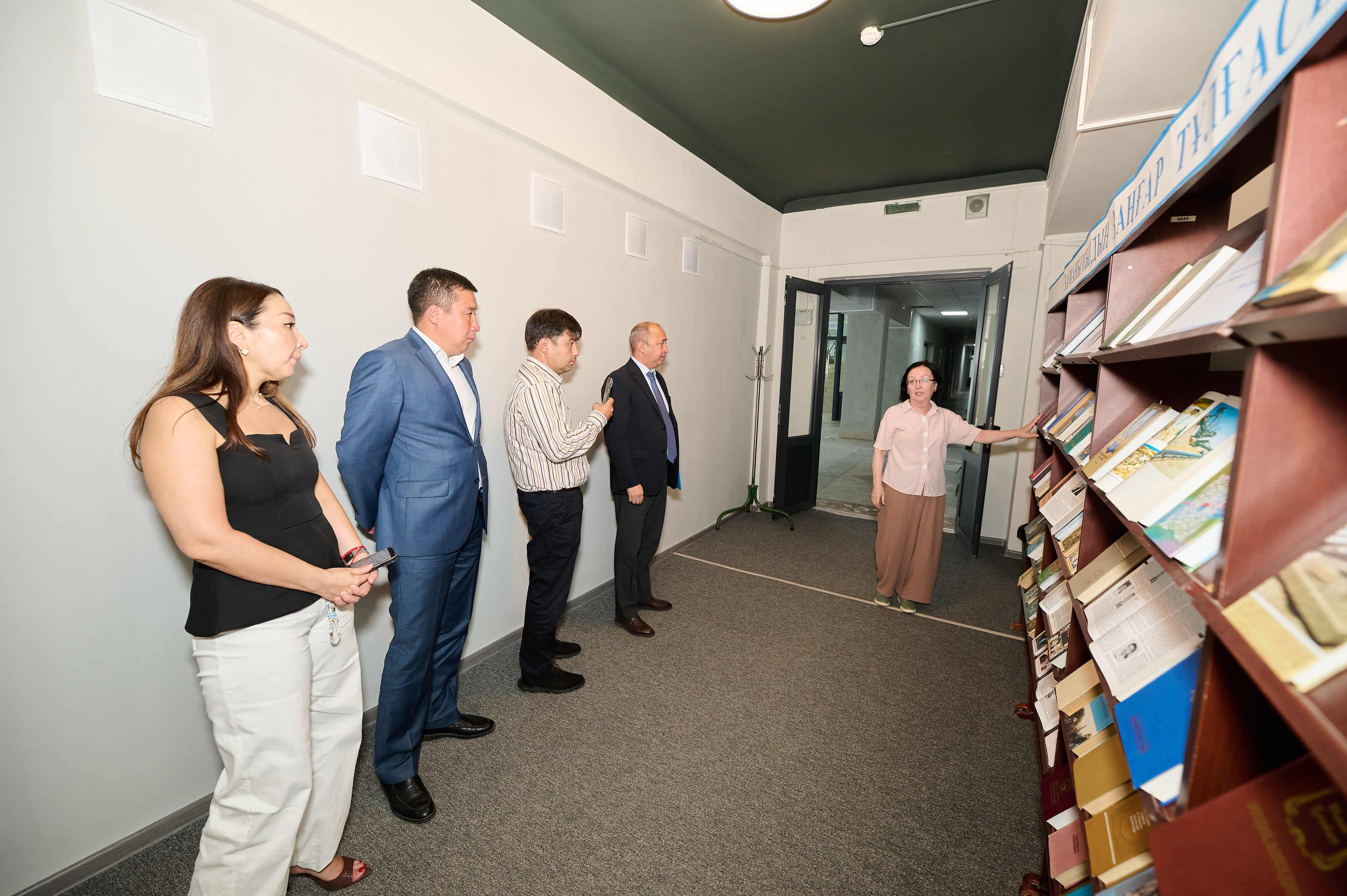 Университетке Әбіш Кекілбаевтың кітаптары табысталды