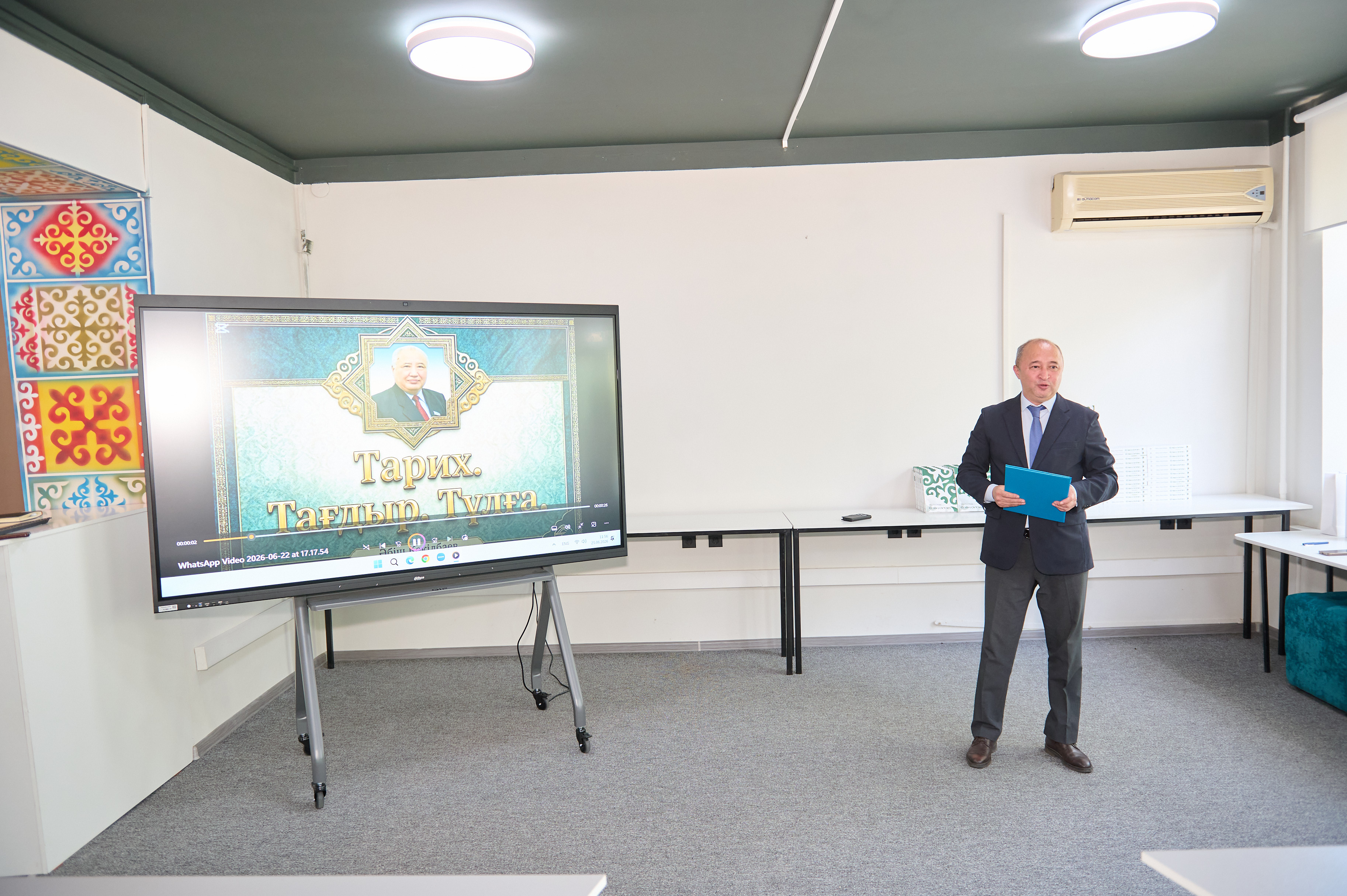 Университетке Әбіш Кекілбаевтың кітаптары табысталды