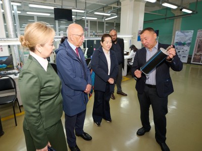 Kozybayev University және Назарбаев Университеті делегацияларының С.М. Киров атындағы зауытқа сапары