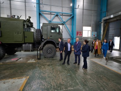 Kozybayev University және Назарбаев Университеті делегацияларының С.М. Киров атындағы зауытқа сапары