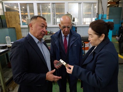 Kozybayev University және Назарбаев Университеті делегацияларының С.М. Киров атындағы зауытқа сапары