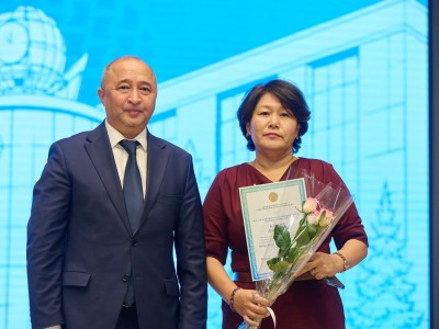 Қорытынды, марапаттар және ұрпақтар сабақтастығы: Kozybayev University-де ардагерлер, ұстаздар мен қызметкерлерге құрмет көрсетілді