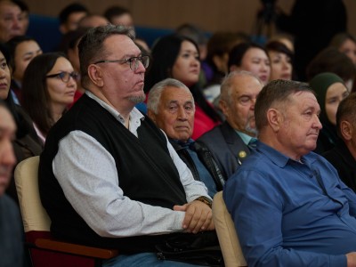 Қорытынды, марапаттар және ұрпақтар сабақтастығы: Kozybayev University-де ардагерлер, ұстаздар мен қызметкерлерге құрмет көрсетілді