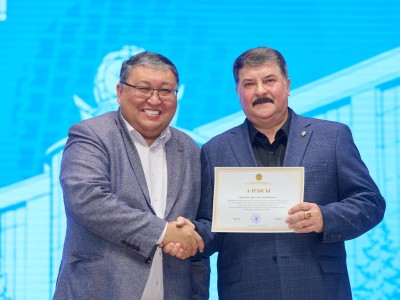 Қорытынды, марапаттар және ұрпақтар сабақтастығы: Kozybayev University-де ардагерлер, ұстаздар мен қызметкерлерге құрмет көрсетілді