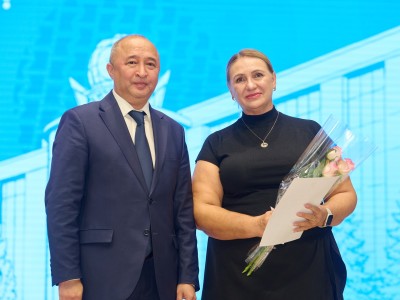 Қорытынды, марапаттар және ұрпақтар сабақтастығы: Kozybayev University-де ардагерлер, ұстаздар мен қызметкерлерге құрмет көрсетілді
