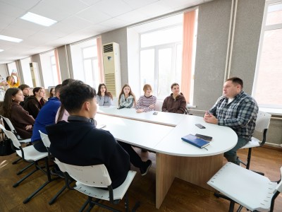 Өз жолыңды қалай табуға болады: университеттің кітап клубында кәсібилік пен өмірлік миссия туралы әңгіме өрбіді