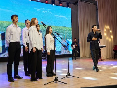 Қозыбаев университетінде Республика күні салтанатты түрде аталып өтті: марапаттар, жетістіктер және жаңа мүмкіндіктер