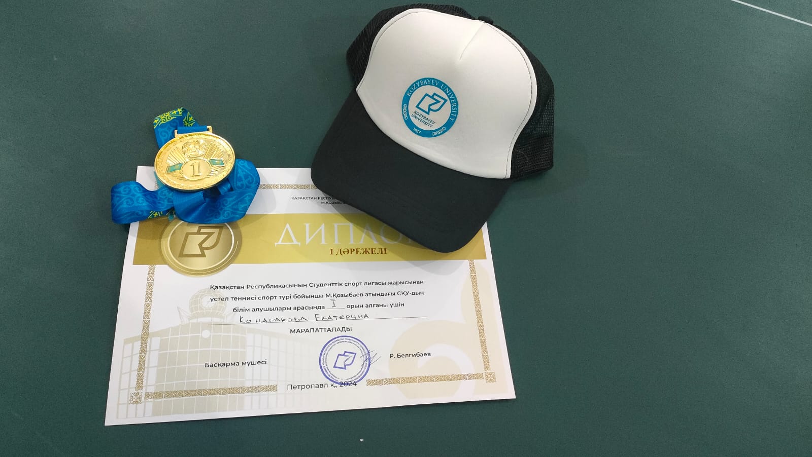 Үстел теннисі жарысының жеңімпазы