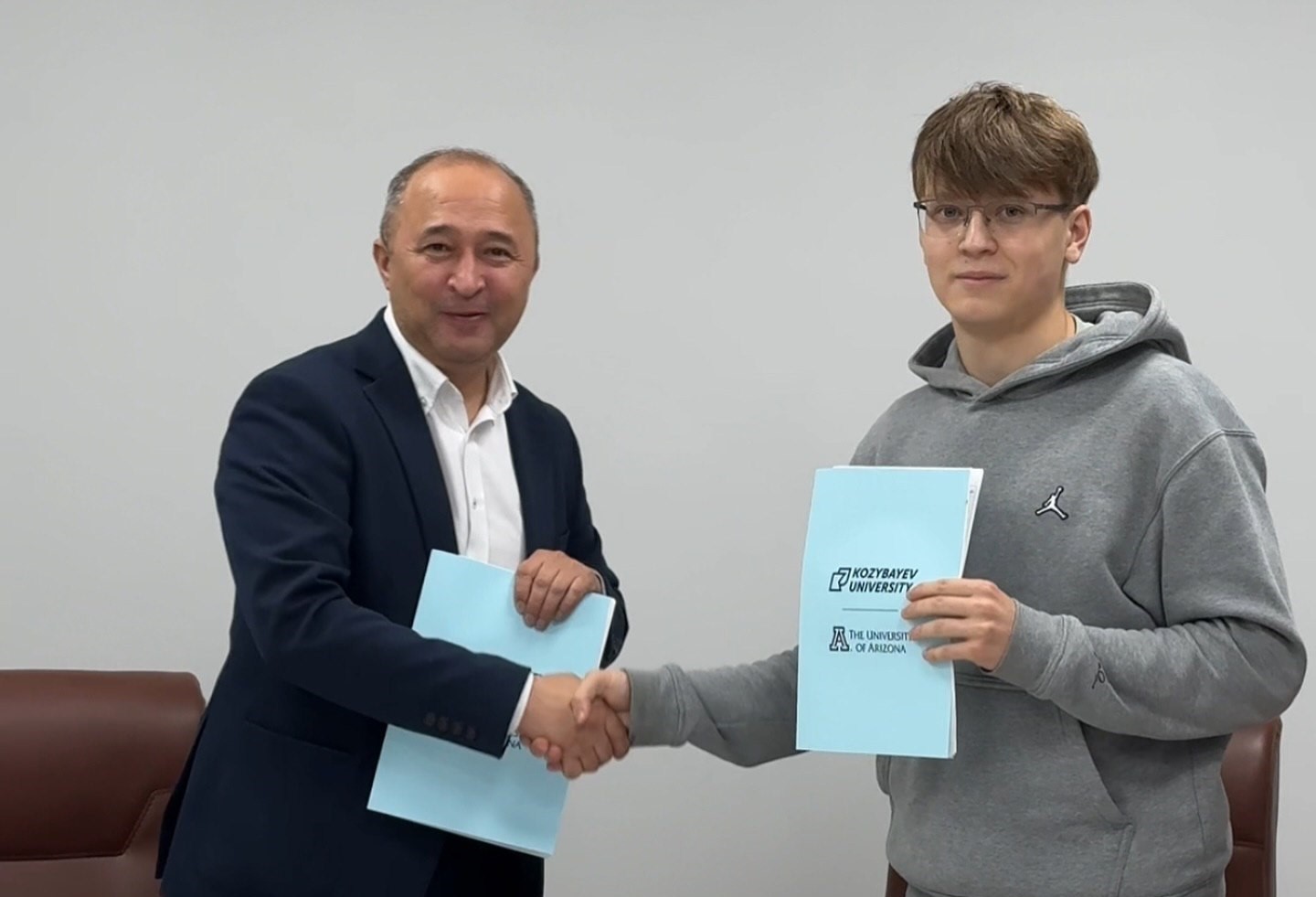 Иностранцы поступают на двудипломные программы с Университетом Аризоны
