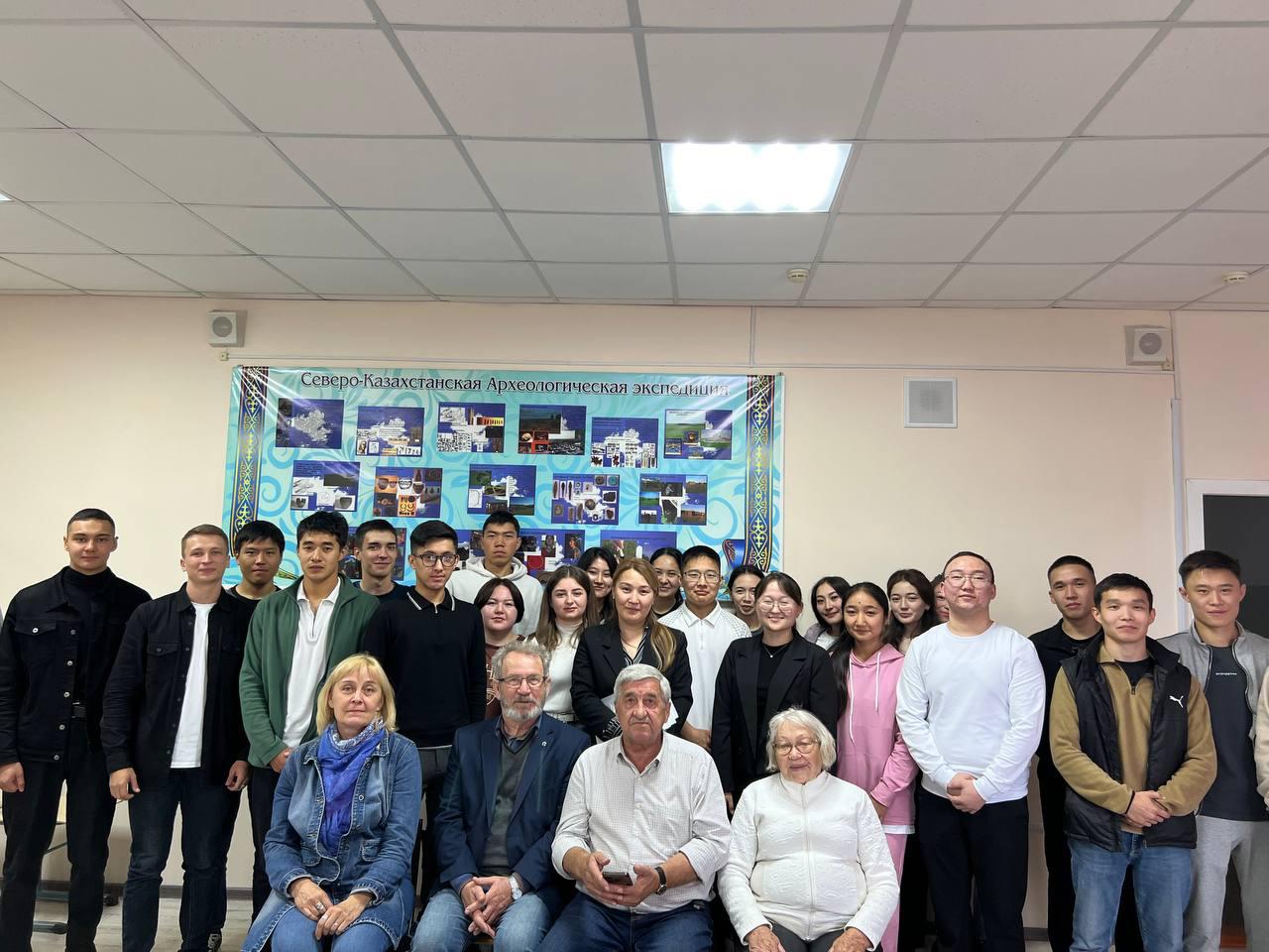 Студенттердің белгілі археологтармен кездесуі