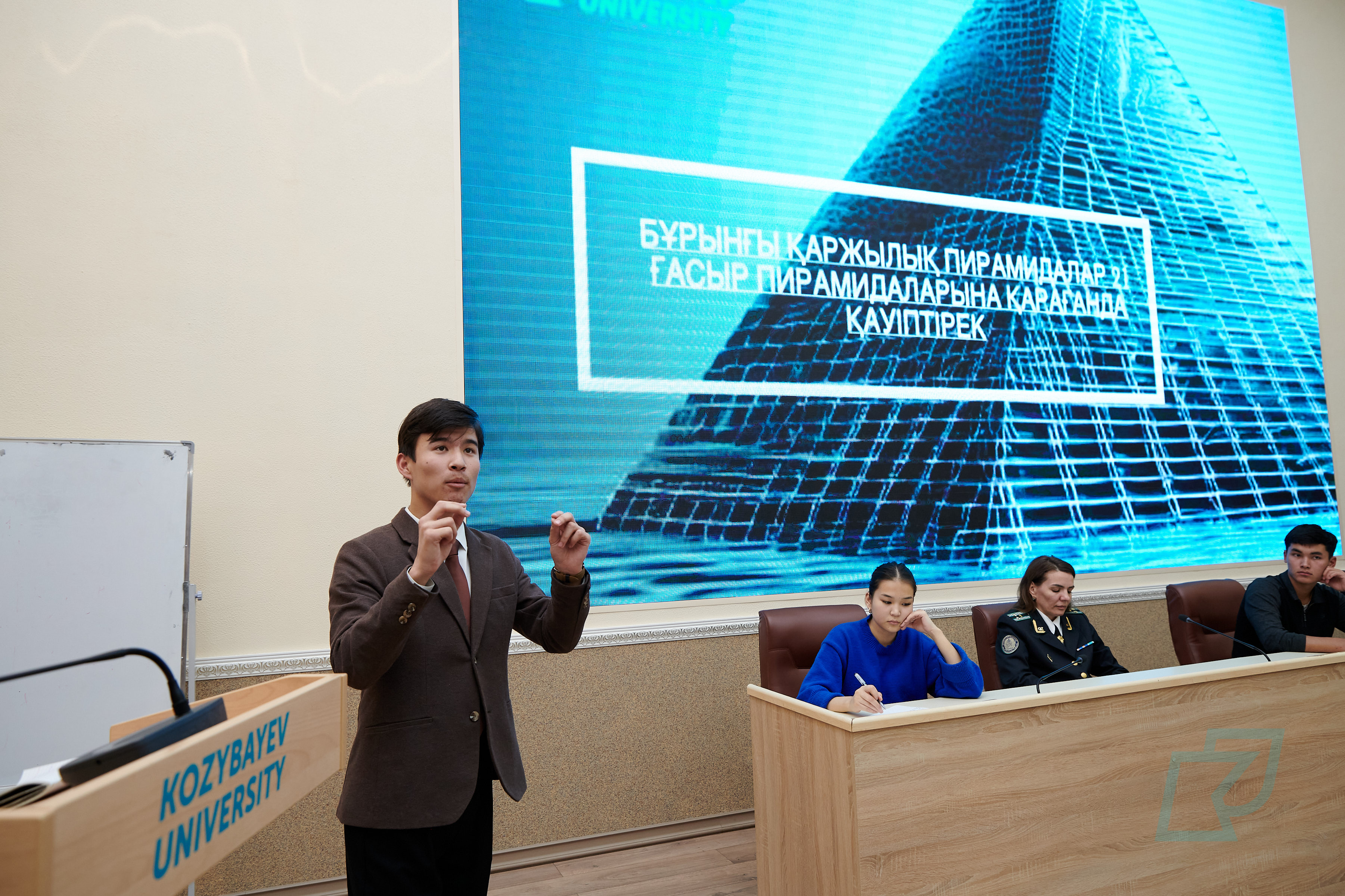 Debaters Take a Stand Against Financial Pyramids