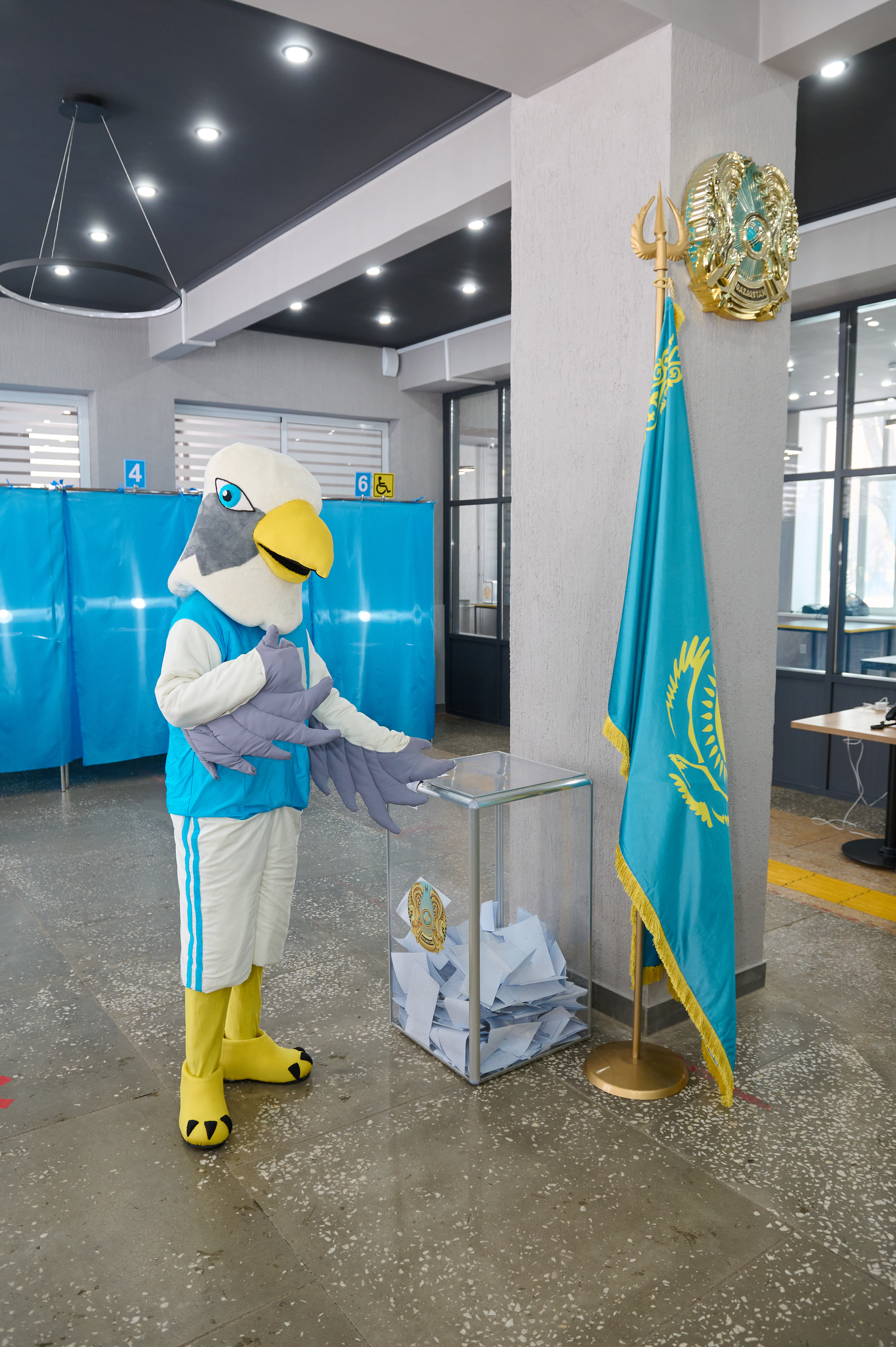 Студенты Kozybayev University проголосовали на референдуме вместе с символом университета