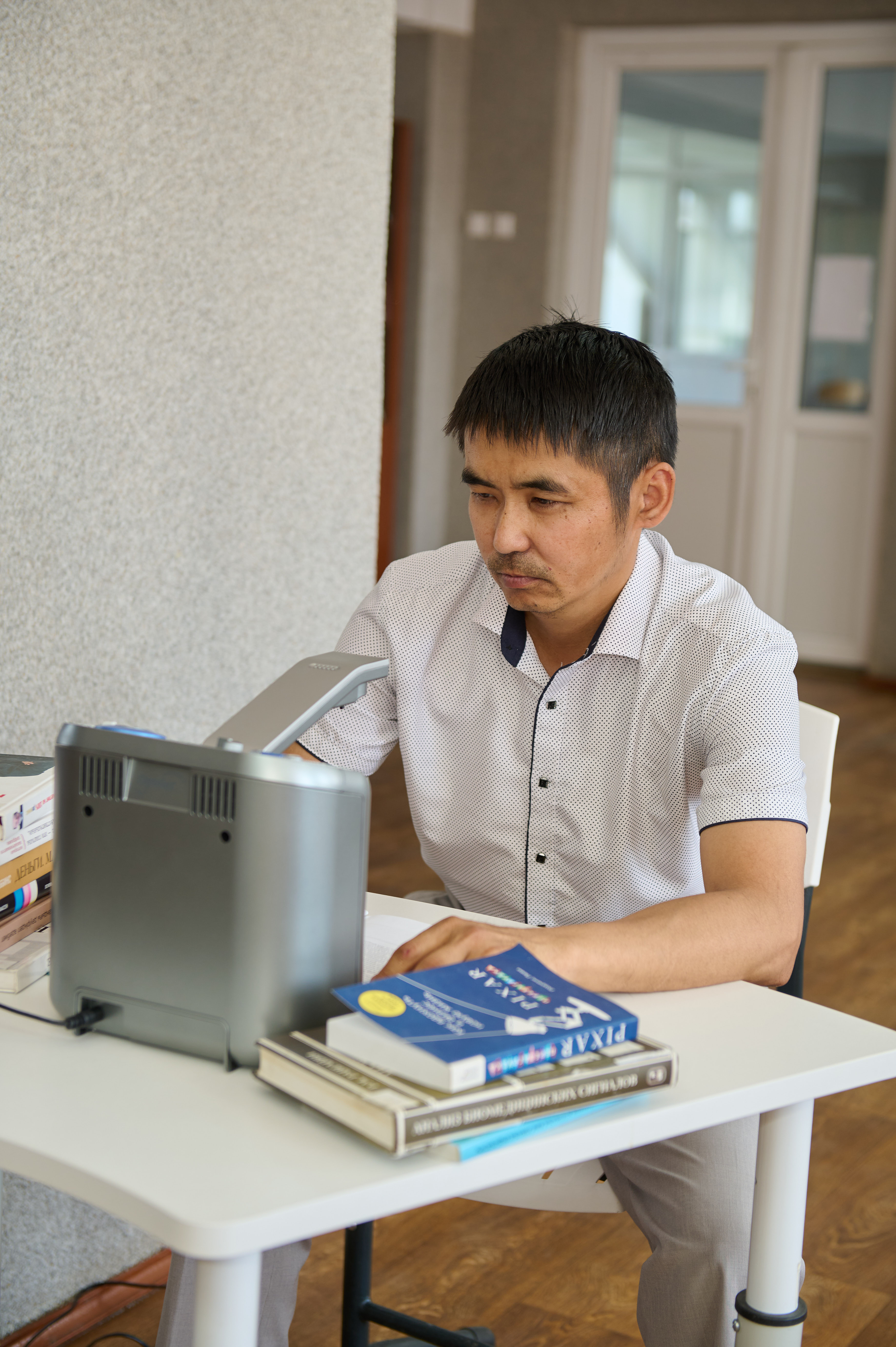 В библиотеке Kozybayev University созданы новые возможности для студентов с нарушением зрения