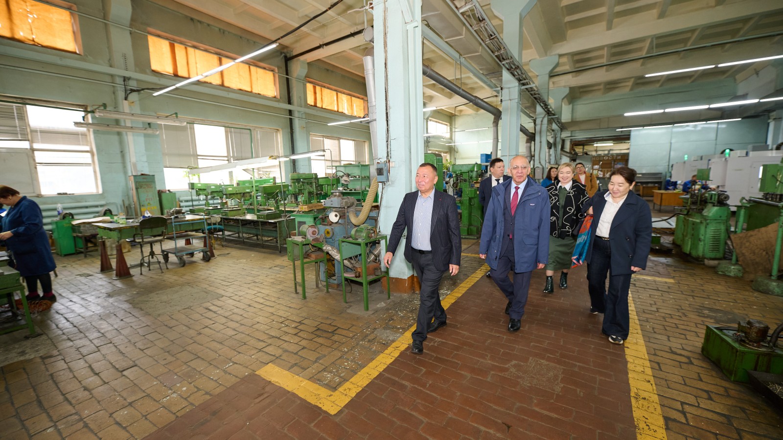 Kozybayev University және Назарбаев Университеті делегацияларының С.М. Киров атындағы зауытқа сапары